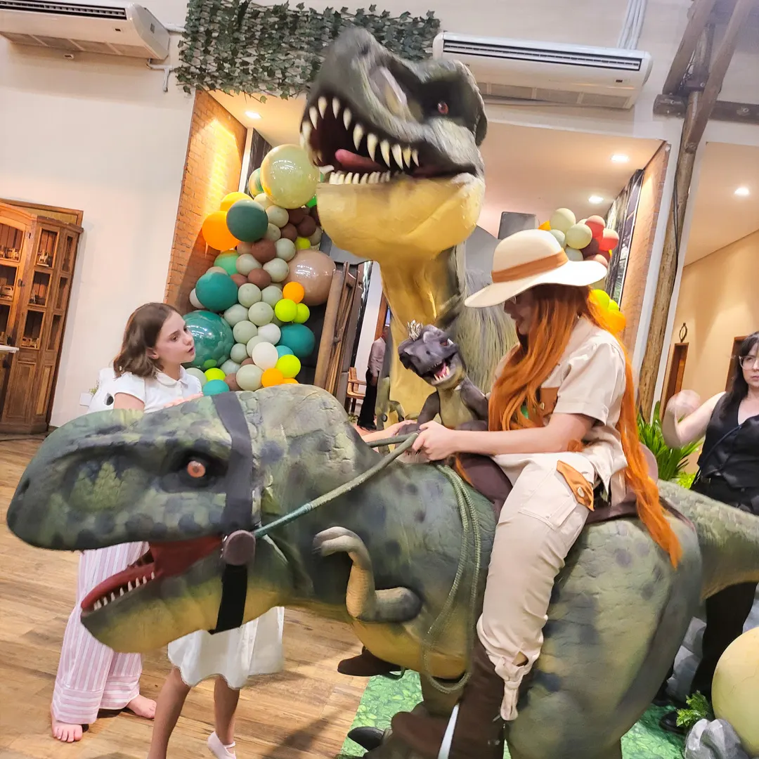 T-Rex interagindo com aniversariante em evento em Aparecida