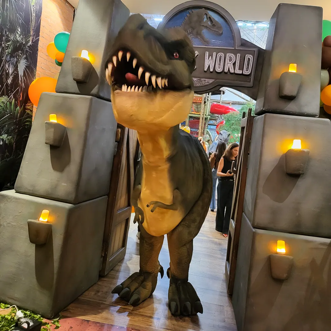 T-Rex Tiranossauro em apresentação de personagens vivos para festas infantis em São Paulo