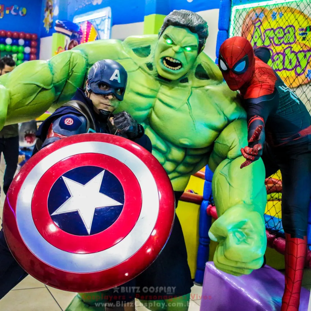 Vingadores Personagem Vivo interagindo com crianças animadas durante festa infantil em São Paulo Vingadores Personagem Vivo interagindo com crianças animadas durante festa infantil em São Paulo