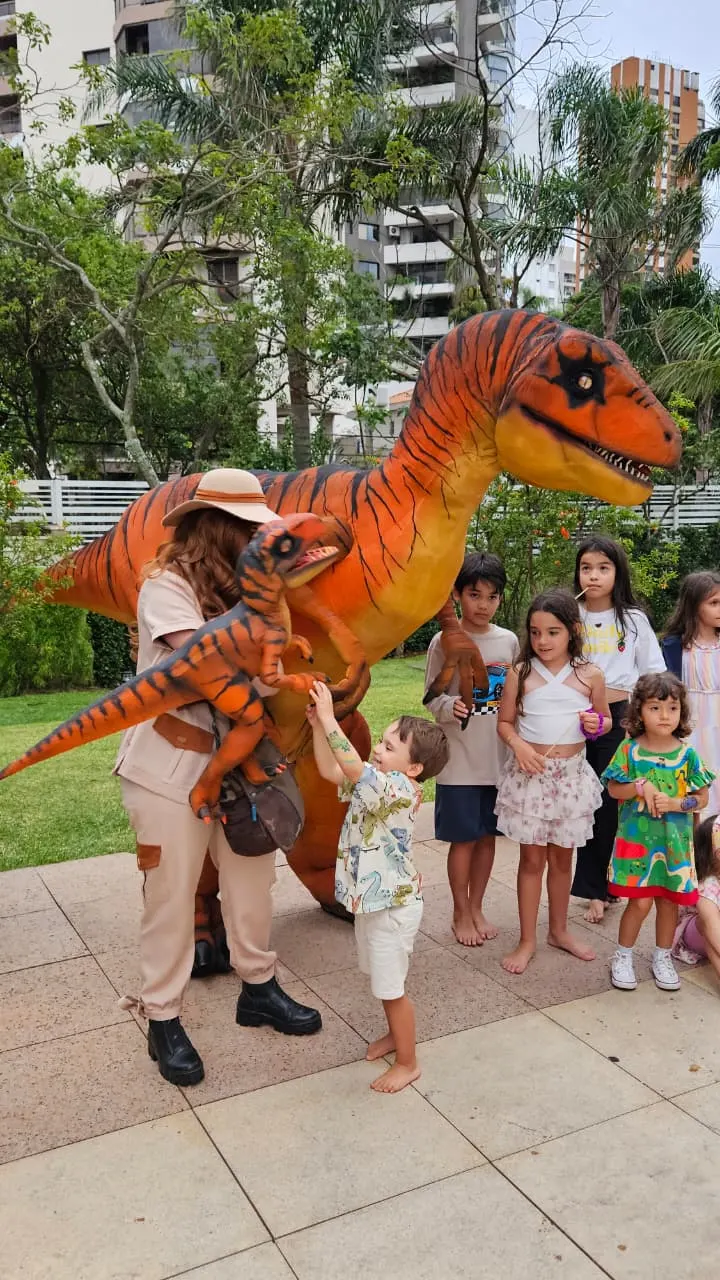 Visual cinematográfico e garras detalhadas do Velociraptor Laranja Personagem Vivo Visual cinematográfico e garras detalhadas do Velociraptor Laranja Personagem Vivo